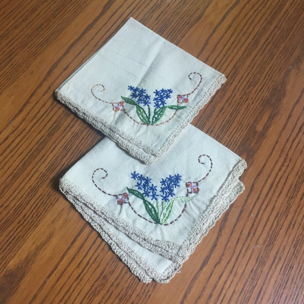 VTG Embroidered Tablecloth 4 Napkins Lilacs - Picture 15 of 15